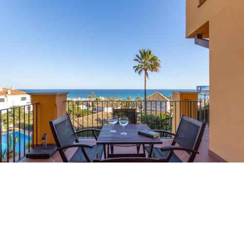 Apartment with three bedrooms, parking, terrace and pool next to the beach.