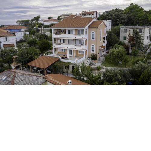 Apartments and rooms Bolero