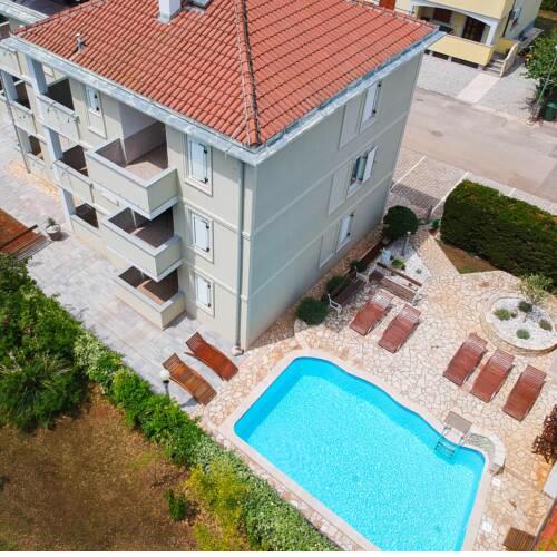 Apartments and Rooms Degra