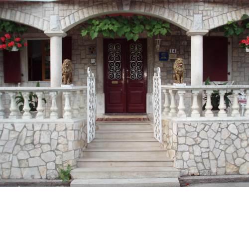 Apartments and Rooms Deskovic