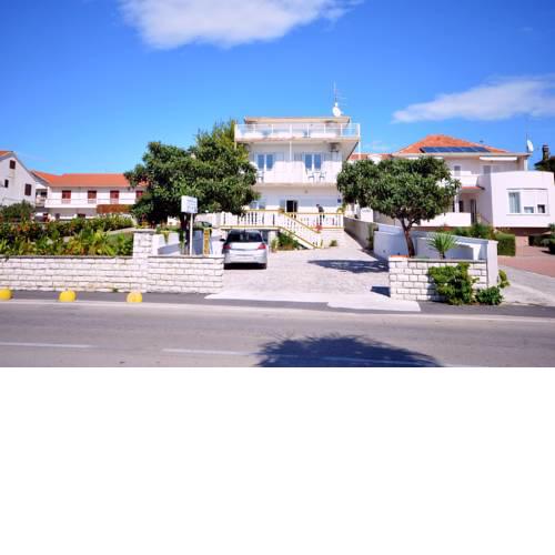 Apartments and Rooms Mara