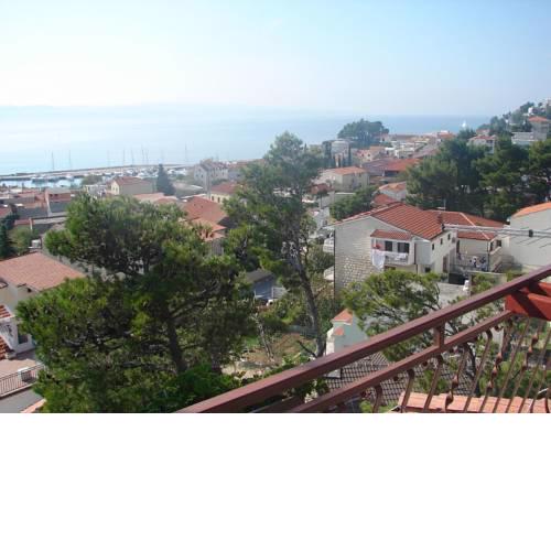 Apartments and rooms Roza