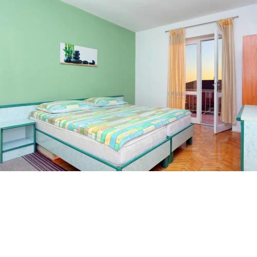 Apartments and rooms with parking space Makarska - 18028