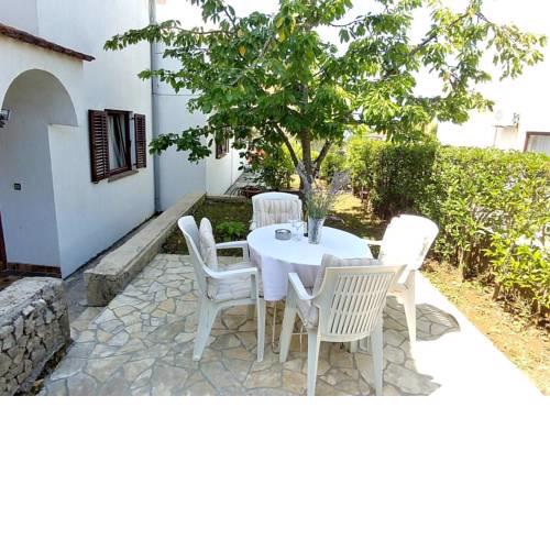 Apartments and rooms with parking space Njivice, Krk - 17010