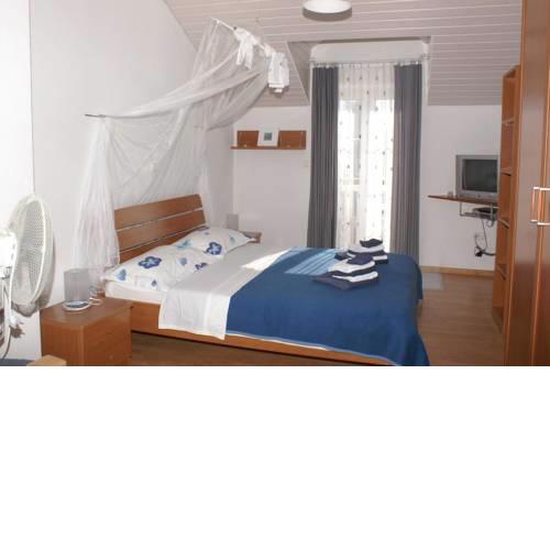 Apartments by the sea Bol, Brac - 2904