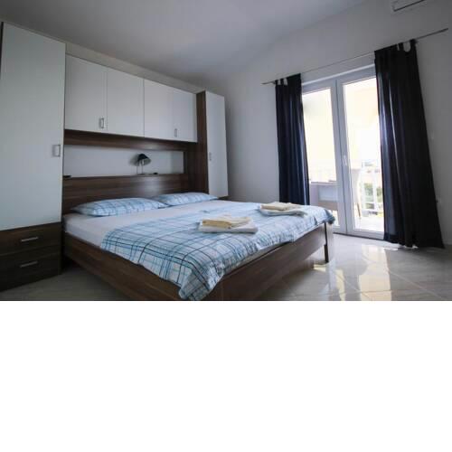 Apartments by the sea Brist, Makarska - 18096