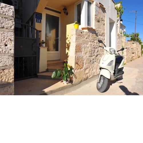 Apartments by the sea Sutivan, Brac - 16236
