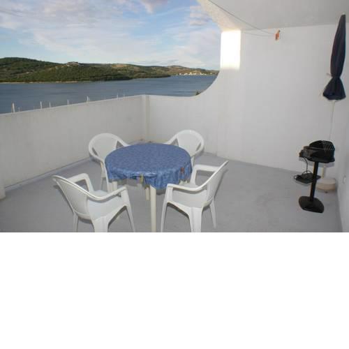Apartments by the sea Tisno, Murter - 814