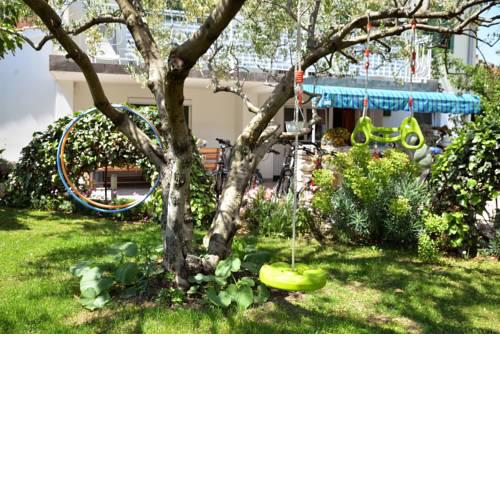 Apartments Family Holiday Garden