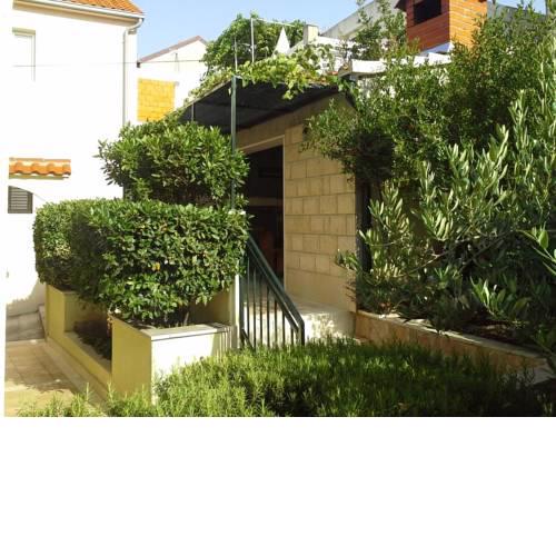 Apartments with a parking space Bol, Brac - 15564