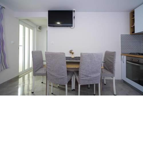 Apartments with a parking space Kastel Sucurac, Kastela - 15430