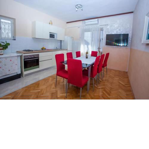 Apartments with a parking space Makarska - 12211