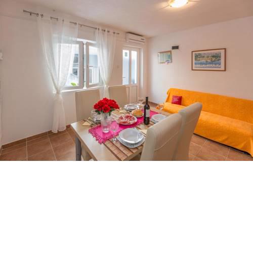Apartments with a parking space Makarska - 12336