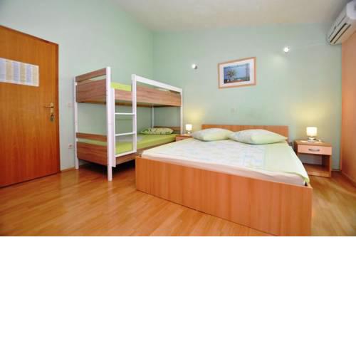Apartments with a parking space Makarska - 14091