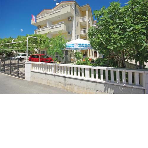 Apartments with a parking space Makarska - 14667