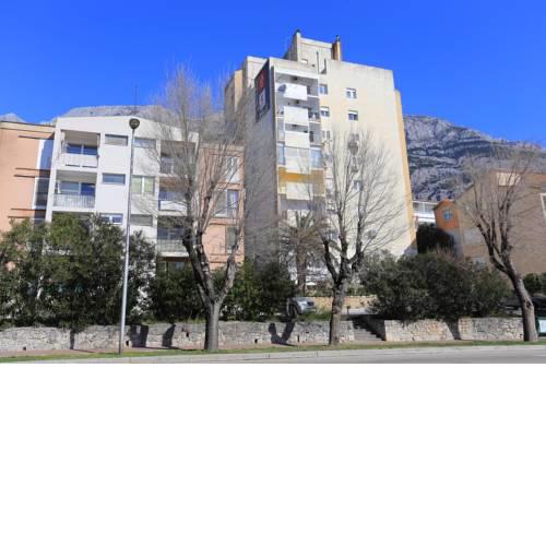 Apartments with a parking space Makarska - 15841