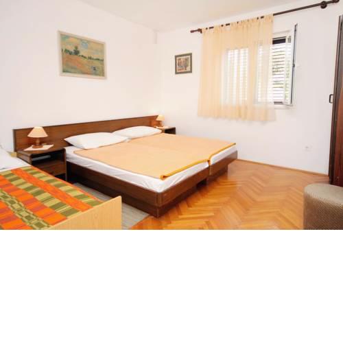 Apartments with a parking space Novi Vinodolski - 5587