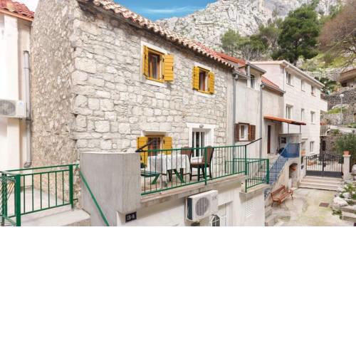 Apartments with a parking space Omis - 16185