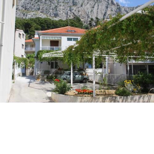 Apartments with a parking space Omis - 2745