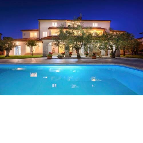 Apartments with pool Hope