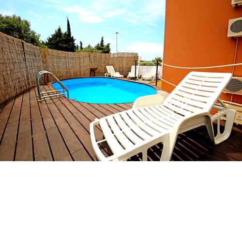 App 7 - private Pool and large terace with grill and lounge area