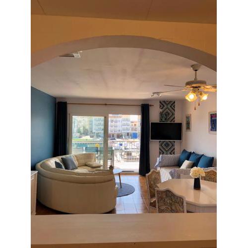 Appartement 80 m2,Port Rhodes D-2 chambres, terrasse panoramique, vue sur le canal principal d’Empuriabrava