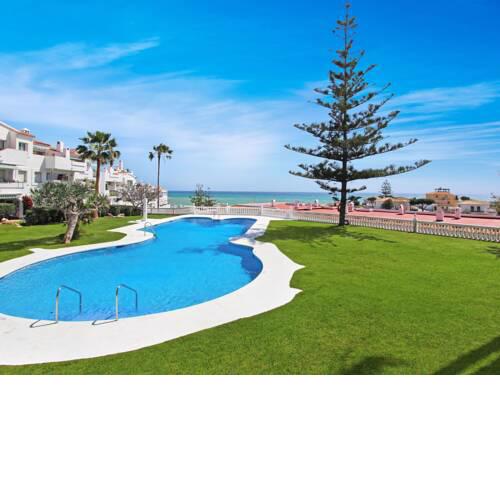 Appealing Holiday Home in Las Lagunas de Mijas with Pool