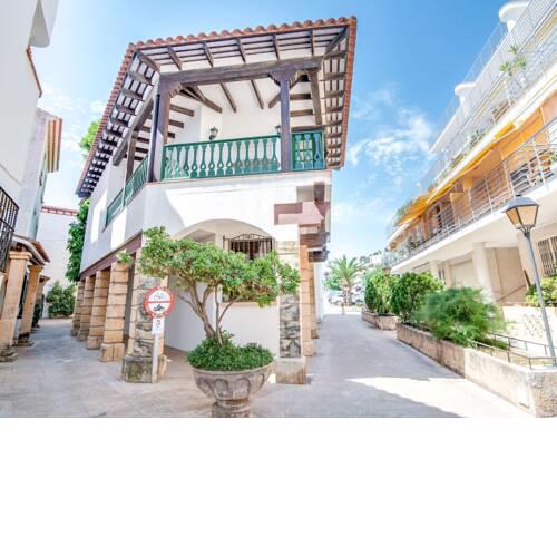 Appealing Holiday Home in Tarragona with Terrace near Sea