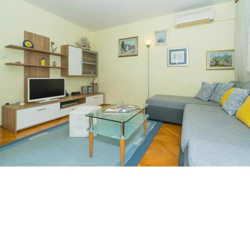 Apt near center with balcony with the sea view