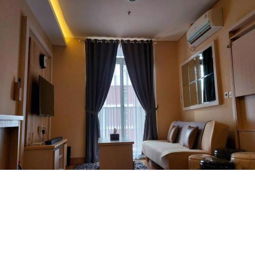 Apt Pejaten Park 1 BR Brown with Netflix, DisneyHot & Swimming Pool