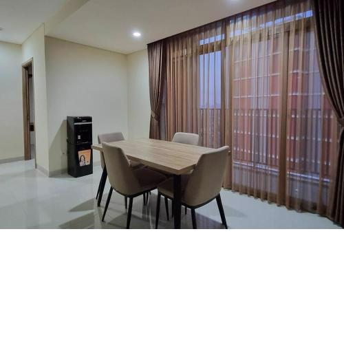 Apt Pejaten Park 2 BR Rust dgn Swim Pool & Netflix