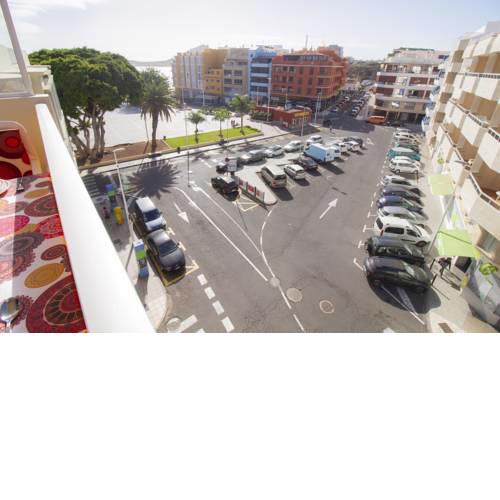 Apt with windprotected balcony above El Medano central square and beach