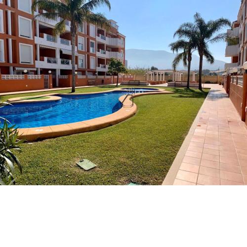 Apto. con gran terraza y acceso directo a piscina.