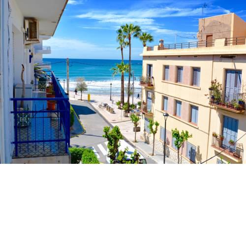 AQUA large 3 bed apartment looking on to the beach