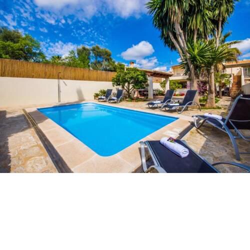 Ariany Holiday Home Sleeps 6 with Pool Air Con and WiFi