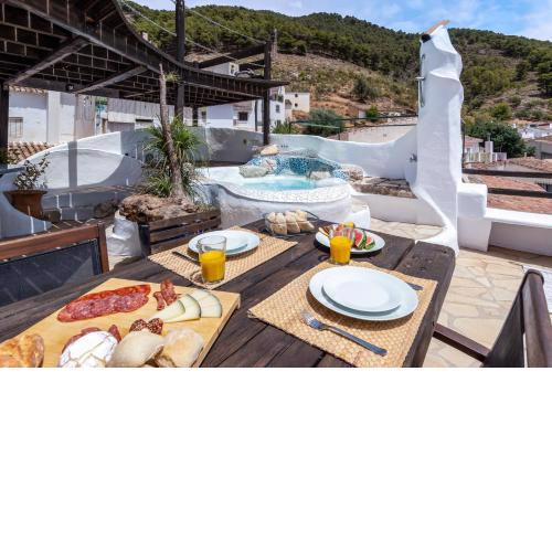 Artistic holiday home with splash pool