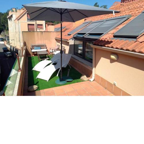 Ático céntrico y funcional con terraza situado frente al Puente de La Toja y al paseo marítimo de O Grove. Ideal para familias o grupos.