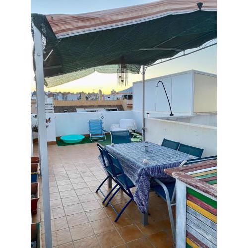 Ático con terraza segunda línea de playa