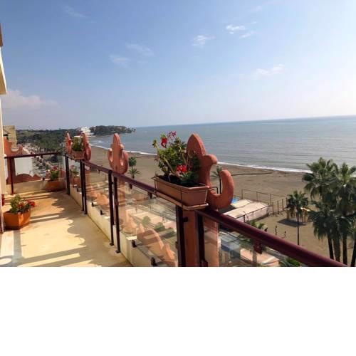 Atico-Duplex primera linea de playa en el centro de Estepona