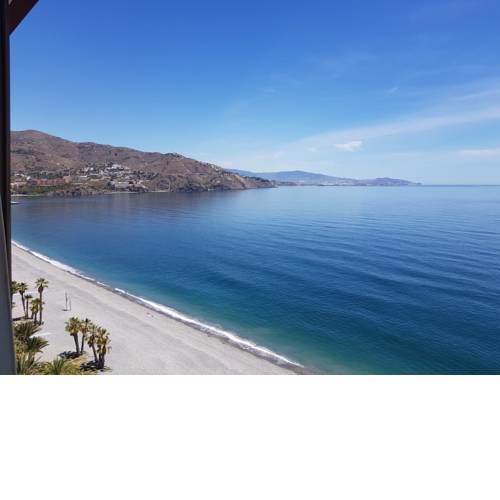 Ático en Almuñecar. Primera línea de playa con vistas espectaculares