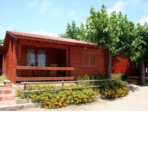 Attractive bungalow with a covered terrace, 1 km. from beach