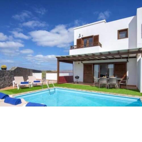 Attractive Holiday Home in Playa Blanca with Pool