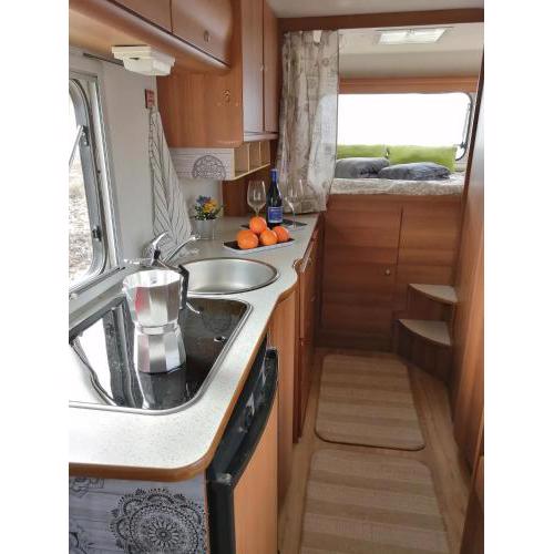 Autocaravana fija en parcela ideal para surferos