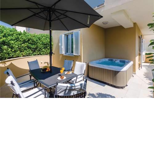 Awesome apartment in Dubrovnik w/ Jacuzzi and 3 Bedrooms