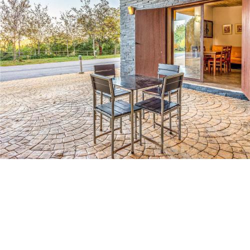 Awesome apartment in Valencia de alcantara with WiFi, Outdoor swimming pool and 2 Bedrooms