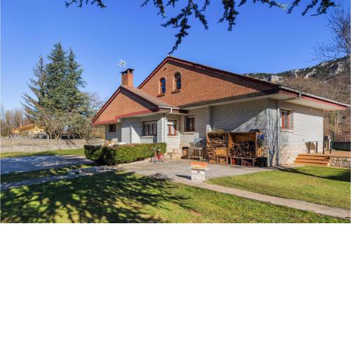 Awesome home in Barcenillas del Ribero with WiFi and 5 Bedrooms