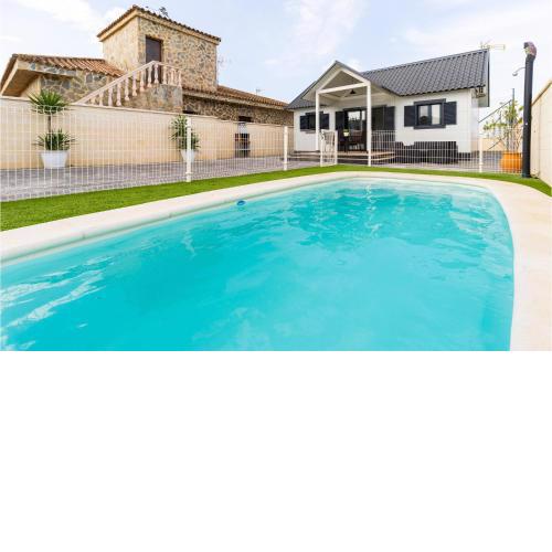 Awesome home in Barrio Nuevo with WiFi, Outdoor swimming pool and 2 Bedrooms