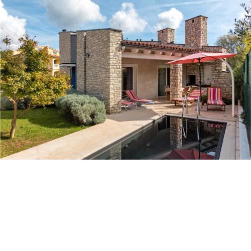 Awesome home in Fazana w/ Outdoor swimming pool and 2 Bedrooms