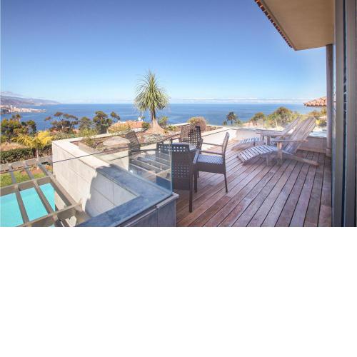 Awesome home in La Quinta with Outdoor swimming pool, WiFi and 3 Bedrooms