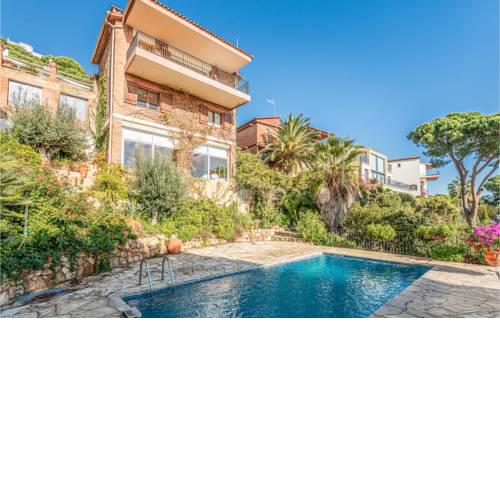 Awesome home in Lloret de Mar w/ Outdoor swimming pool and 4 Bedrooms